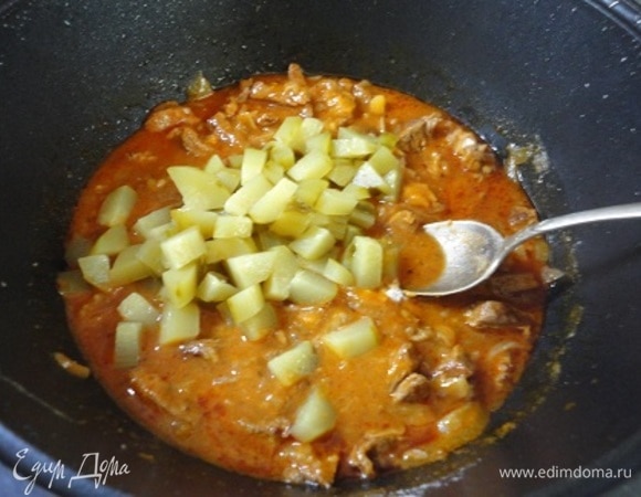 В готовое мясо добавляем 1 ст. л. муки, перемешиваем, добавляем очищенные от кожицы и нарезанные кубиками огурцы. Перемешиваем, доводим до кипения и заправляем рубленым чесноком. Снимаем с огня.