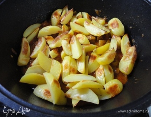 Выкладываем готовый картофель к мясу, не перемешиваем, а доводим до кипения и тушим на медленном огне 5 минут.