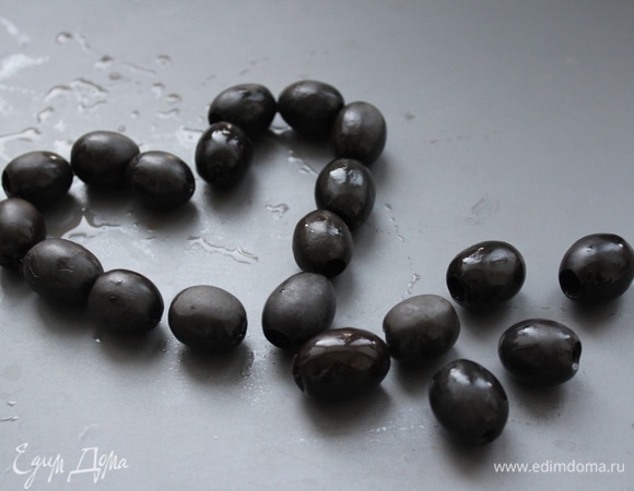 Подготовить горсть маслин без косточек.