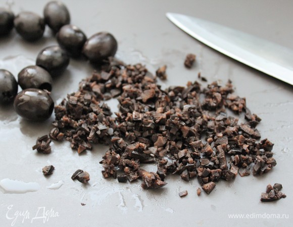 Маслины мелко порубить.