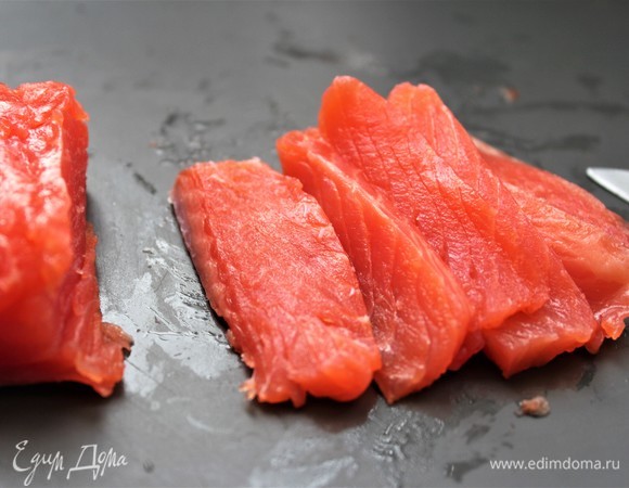 Нарезать слайсами слабосоленый лосось.