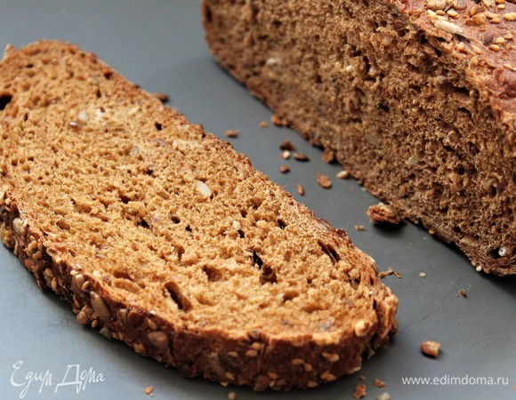 Подготовить хлеб. Подрумянить в разогретой духовке 2–3 минуты.