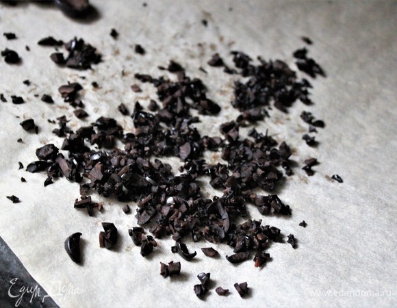 Проверить маслины. Если немного прилипли к пергаментной бумаге, перемешать.