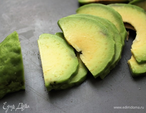 Нарезать слайсами авокадо.