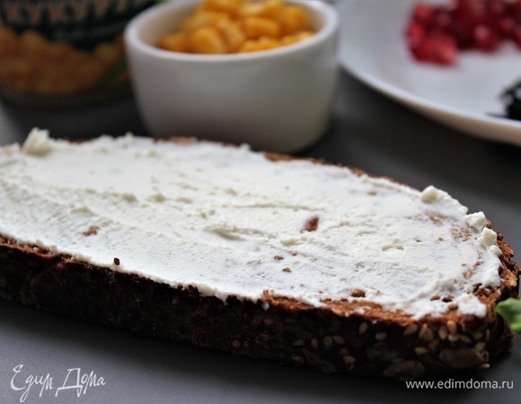 Распределить рикотту.