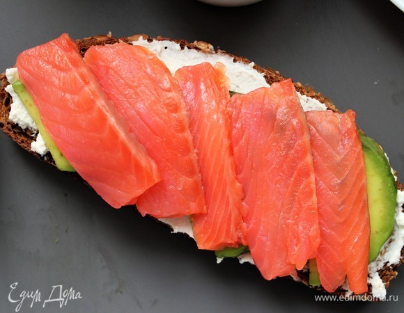 На авокадо выложить слабосоленого лосося.