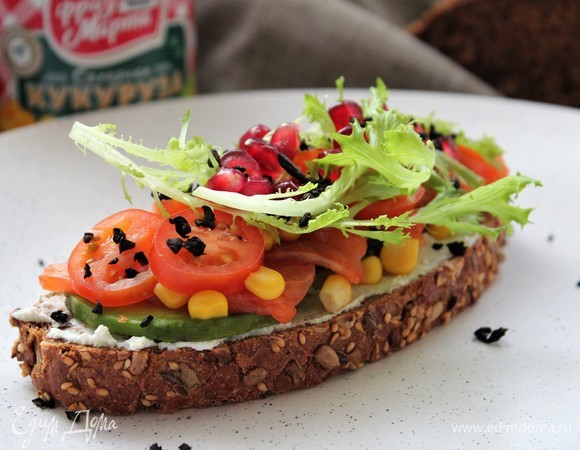 Украсить крошкой из маслин.