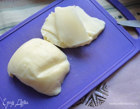 Нарежем моцареллу ломтиками.