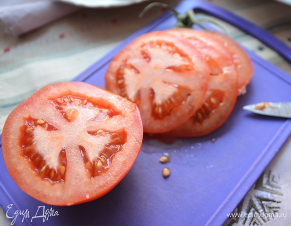 Нарежем помидор, огурец и вареную морковь колечками.