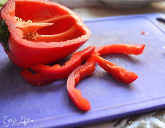 Болгарский перец нарежем полосками.
