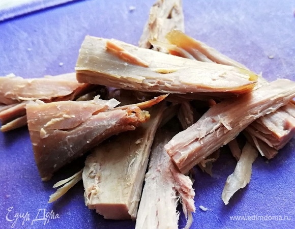 Остывшее филе утки нарежем и руками разделим на мелкие кусочки.