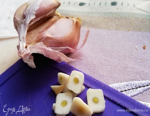 Чеснок мелко нарежем.