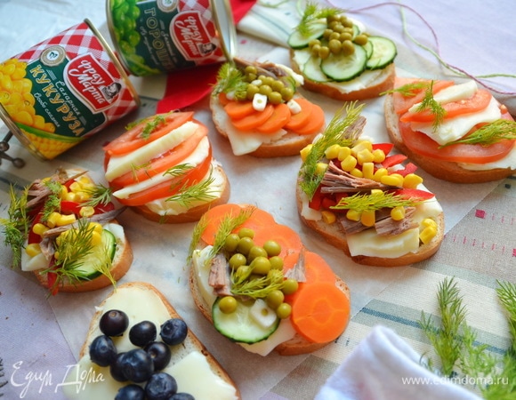 Выкладываем ингредиенты на куски свежего батона, составляя композицию по вкусу.