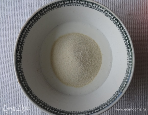 Манную крупу ТМ «Националь» залить кефиром, перемешать и оставить для набухания на 1–2 часа.