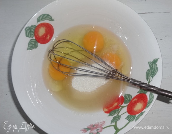 Яйца взбить с сахаром, солью и ванилином.