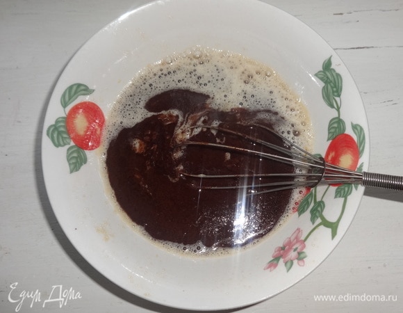 В яичную смесь добавить шоколадную и перемешать.