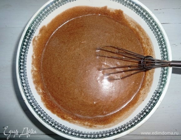 Далее добавить набухшую в кефире манную крупу, перемешать.