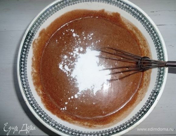 Всыпать разрыхлитель и еще раз перемешать.