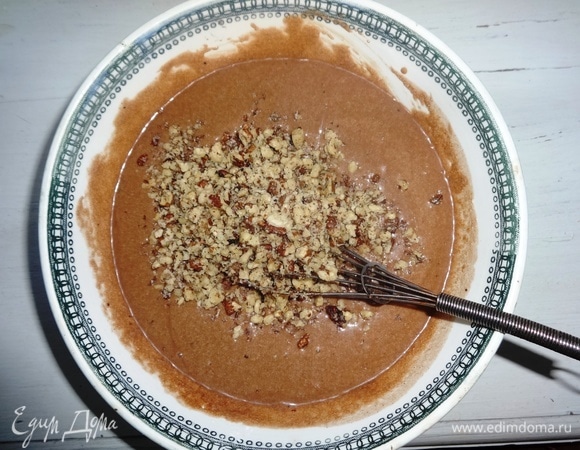 Орехи измельчить в крупную крошку. Добавить орехи в тесто (2–3 ст. л. орехов оставить для украшения верха пирога), перемешать.