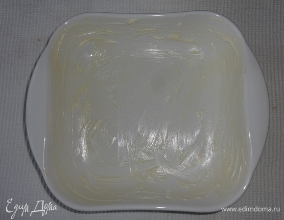 Форму для выпекания смазать отложенным кусочком сливочного масла.