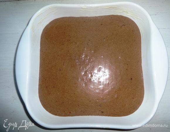 Вылить в форму тесто. Поставить форму в духовку, разогретую до 180°C, на 40–45 минут. Готовность манника проверить деревянной палочкой.