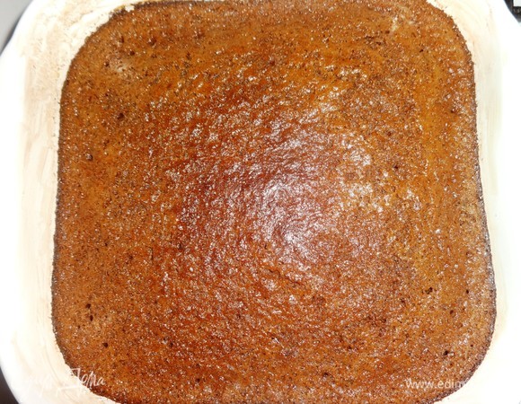 Готовый пирог вытащить из духовки.