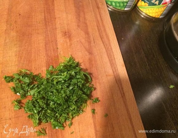 Мелко режем зелень.