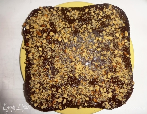 Посыпать оставшимися орехами.