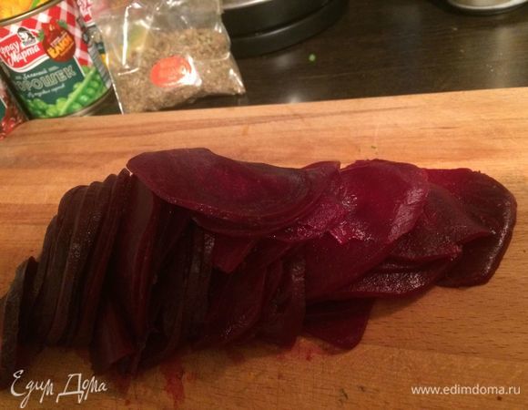Вареную свеклу тонко режем дольками.