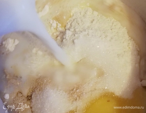 Смешаем часть муки, сахар, соль, дрожжи, 1 яйцо, зальем теплым молоком.