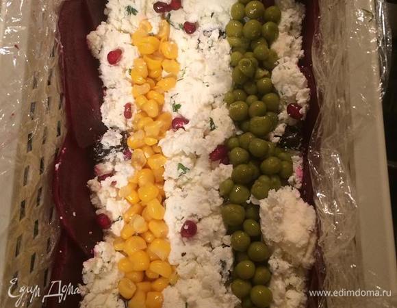 На брынзу выкладываем дорожками кукурузу и горошек.