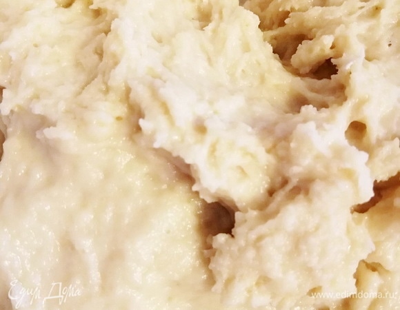 Тщательно вымешивая тесто, добавим остальную муку.