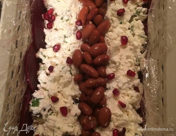 Фасоль кладем на следующий слой брынзы.