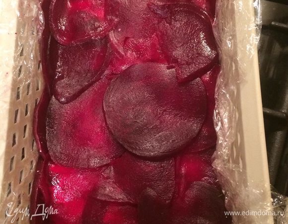 «Закрываем» слоем свеклы.