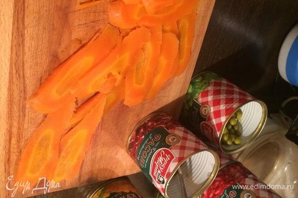Тонко режем морковь вареную, чтобы получились длинные дольки.