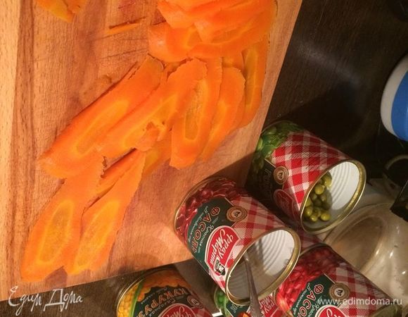 Тонко режем морковь вареную, чтобы получились длинные дольки.
