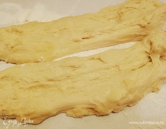 Поднявшееся тесто разделим на две части и из каждой сделаем длинные лодочки.