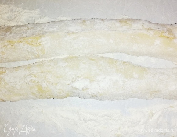 Нужно аккуратно защипнуть края лодочек.