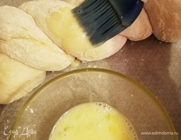 Выложим жгут на противень, застеленный бумагой для выпечки, и смажем взбитым яйцом.