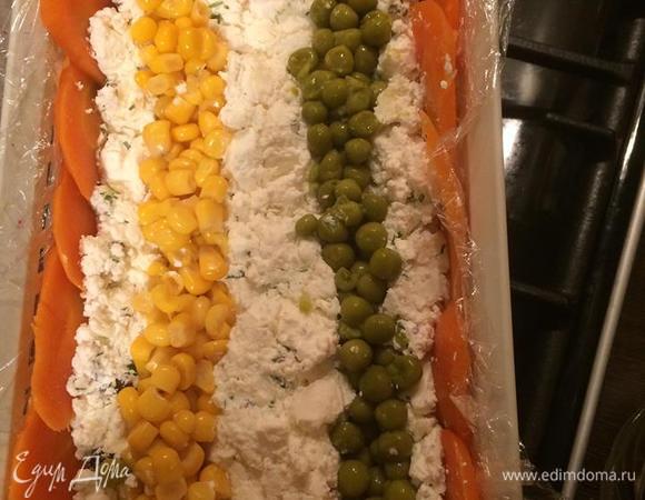 Снова выкладываем кукурузу и морковь.