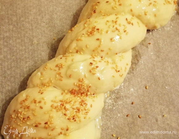 Перед тем, как ставить в духовку, я посыпала тесто кунжутом (по вкусу).