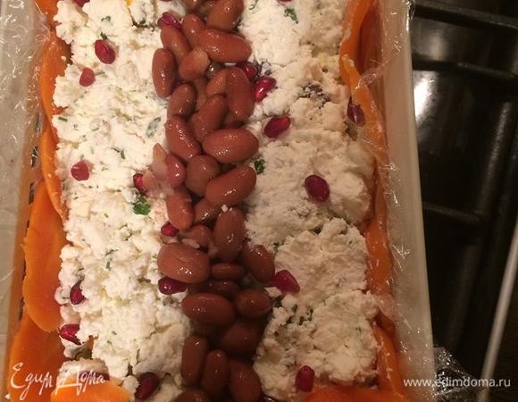 Фасоль кладем на слой брынзы.