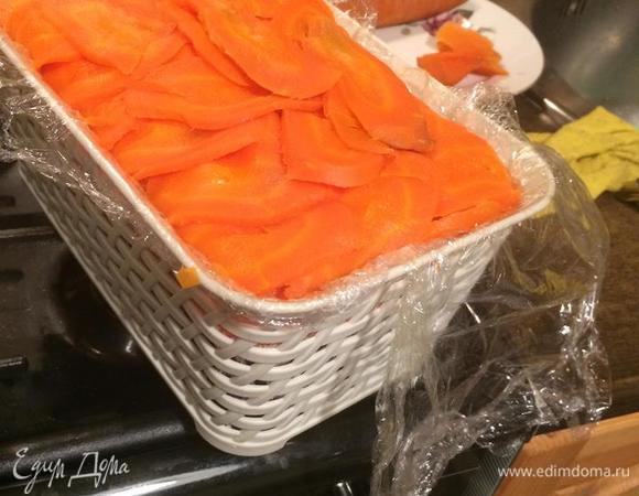 Сверху кладем слой моркови внахлест, ставим в холодильник на 6–7 часов под пресс.