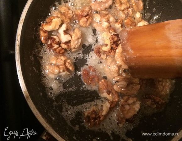 Карамелизируем горсть орехов.