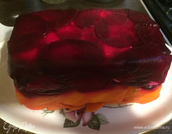 Вынимаем аккуратно террин из контейнера и кладем на блюдо.