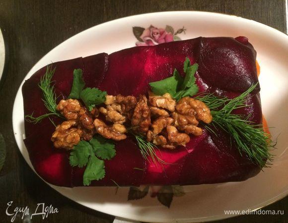 Украшаем орехами и зеленью.