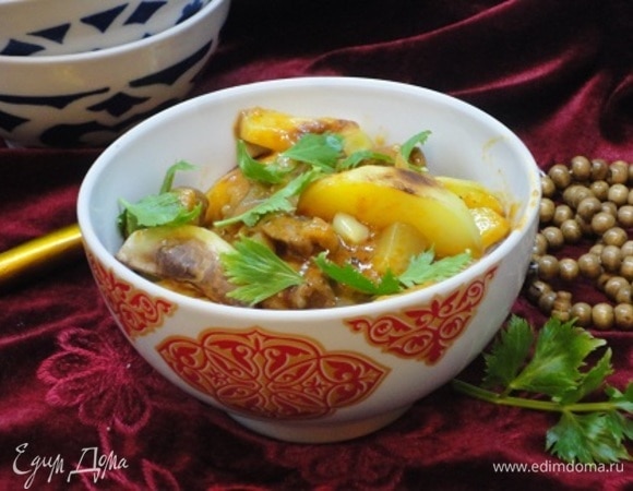 Картофель с мясом перемешиваем только перед подачей, посыпаем зеленью.