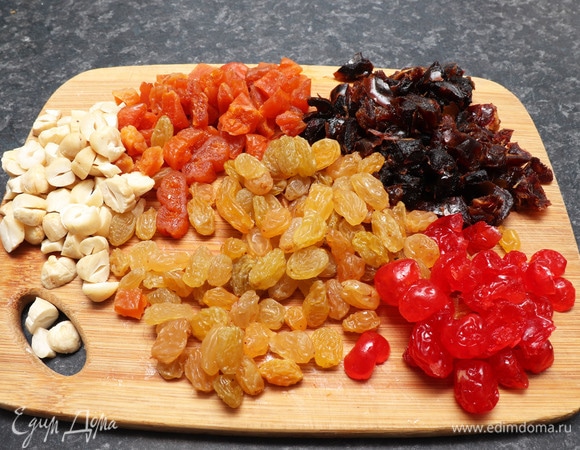 Сухофрукты и орехи можно нарезать, можно оставить целыми. Я нарезала, мне так больше нравится.