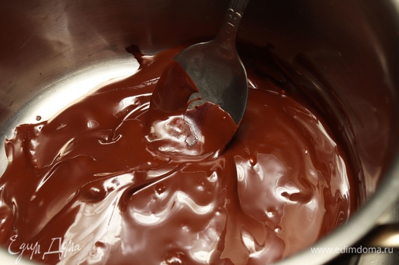 Пока подготавливали орехи и сухофрукты, шоколад растопился.