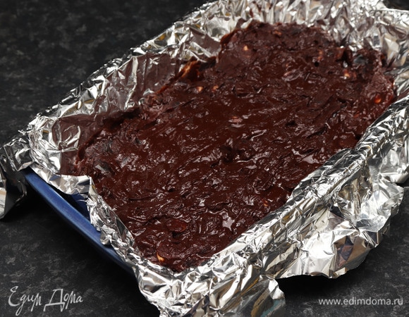Выкладываем в форму на фольгу или бумагу для выпечки. Чтобы потом было легко отделить шоколад от фольги, смазала ее растительным маслом. Ставим в морозилку на 40–50 минут.